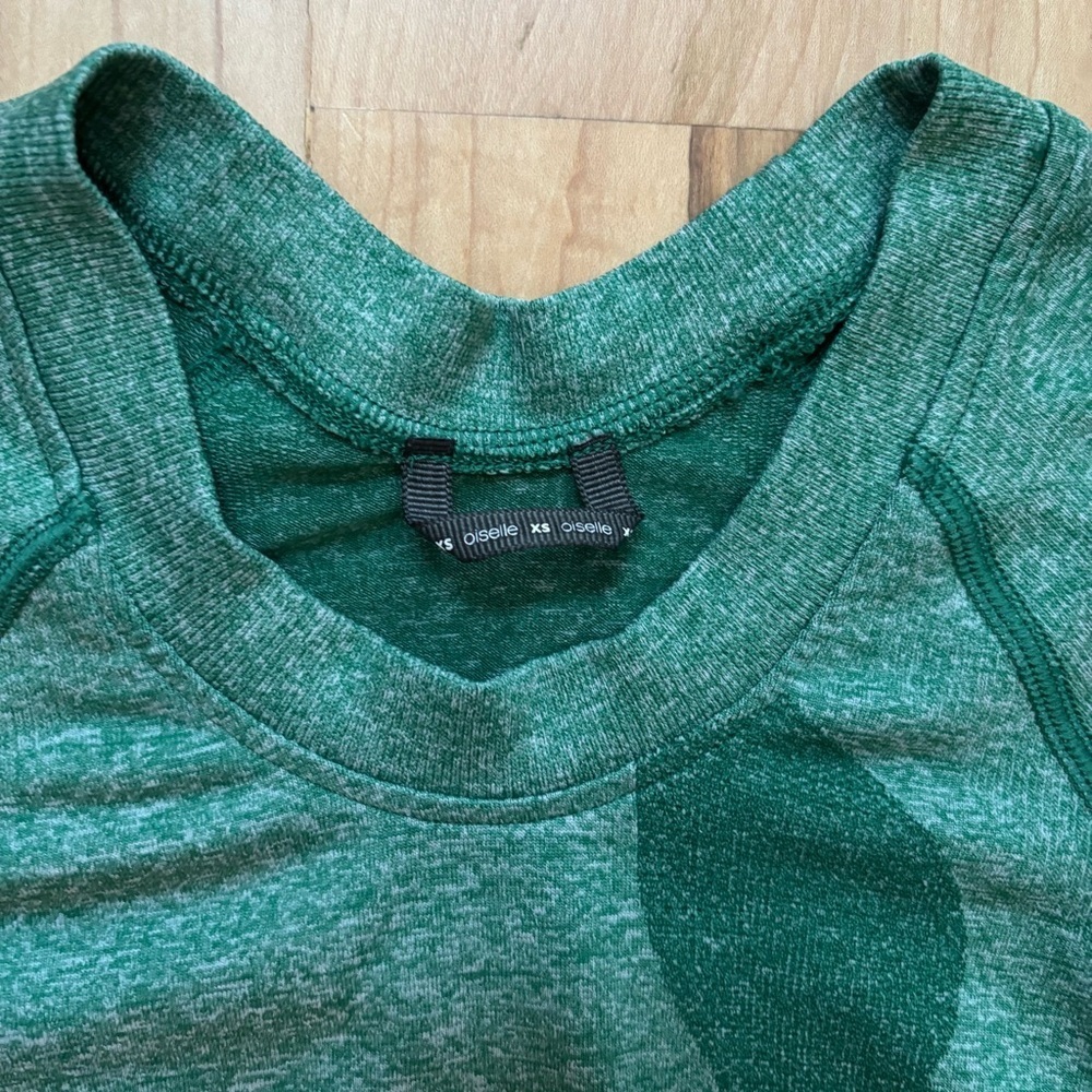 Oiselle Flyte Long Sleeve Seamless Active Shirt w/Thumbholes in Shelly Green - Picture 6 of 9